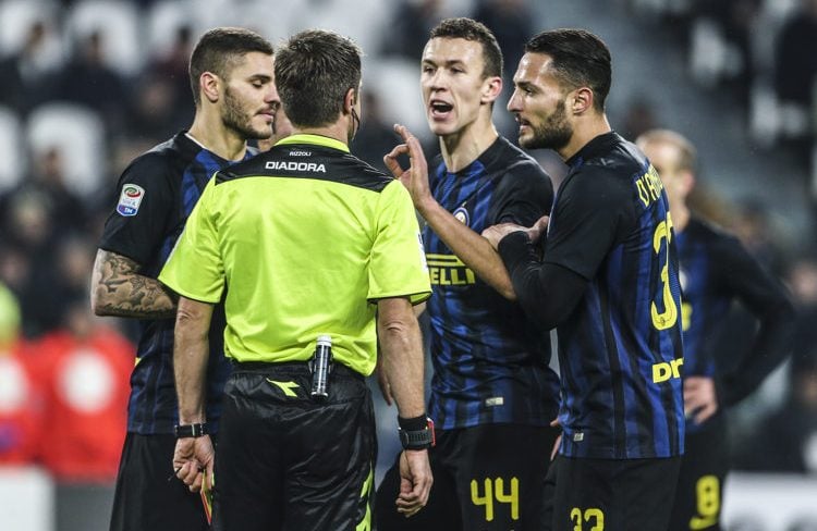 inter Milan players against referee